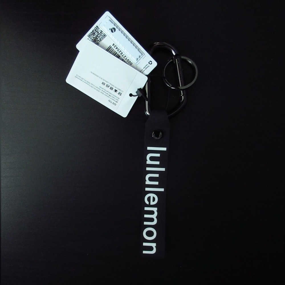 BNWT Lululemon All Hours Keychain Black/White